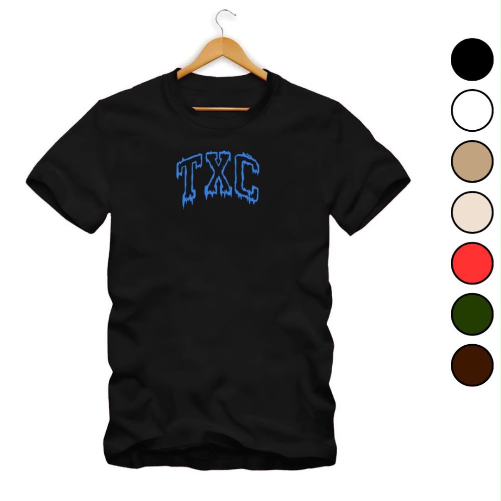 Camiseta preta TXC com estampa de contorno azul estilizado.